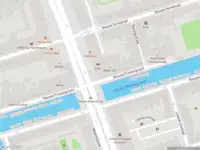 Ambulance met grote spoed naar de Nieuwe Kerkstraat in Amsterdam