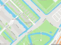 Ambulance met gepaste spoed naar de Voorlandpad in Amsterdam