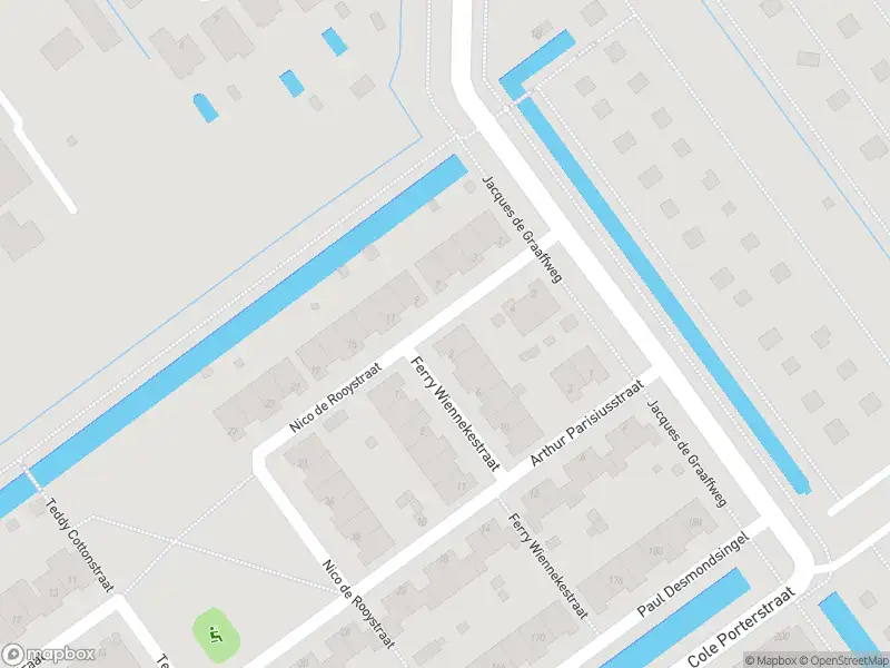 Ambulance met grote spoed naar de Nico de Rooystraat in Rotterdam