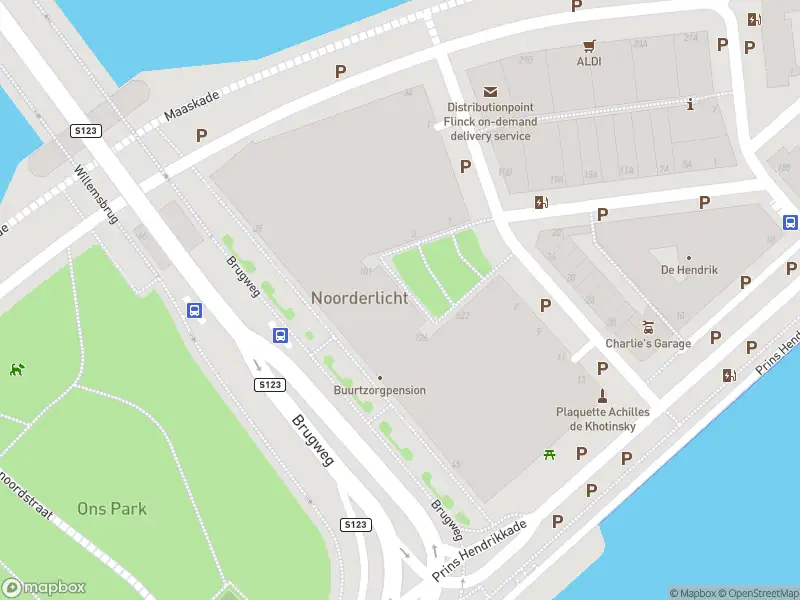 Ambulance met grote spoed naar de Prins Frederikplein in Rotterdam
