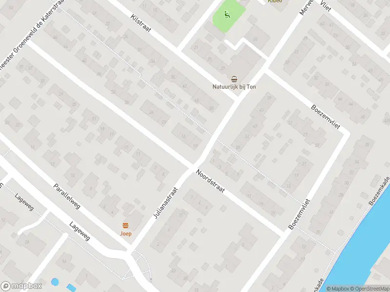 Ambulance met grote spoed naar de Burgemeester G de Katerstraat in Maasdam