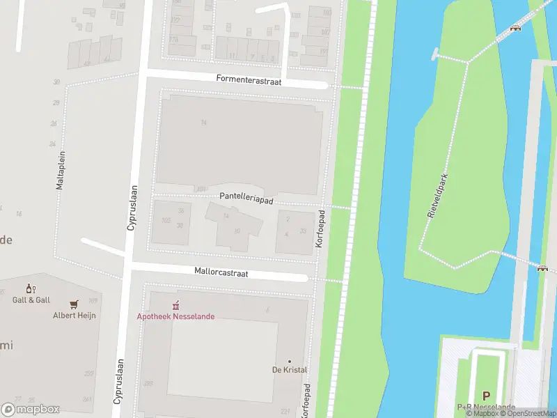 Ambulance met grote spoed naar de Pantelleriapad in Rotterdam