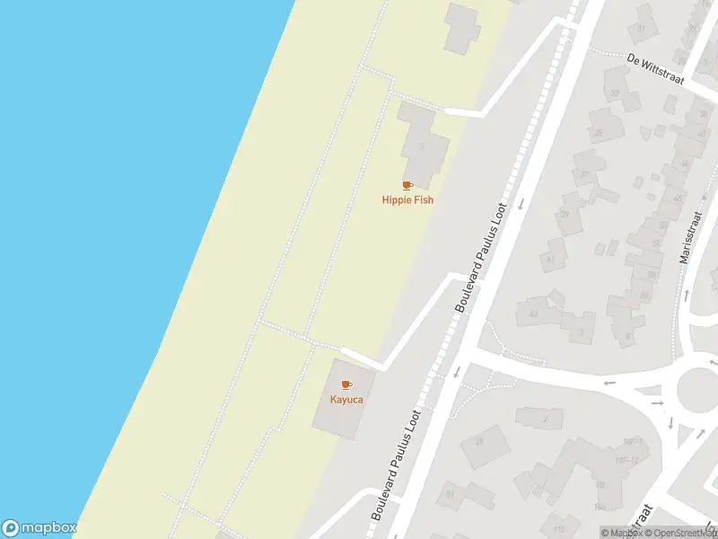 Ambulance, brandweer en politie met grote spoed naar de Strandafgang Paulus Loot in Zandvoort vanwege personen te water