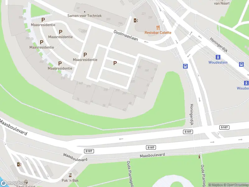 Ambulance met gepaste spoed naar de Oostmaaslaan in Rotterdam