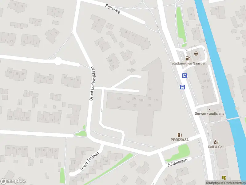 Brandweer met gepaste spoed naar de Graaf Lodewijklaan in Naarden vanwege stormschade