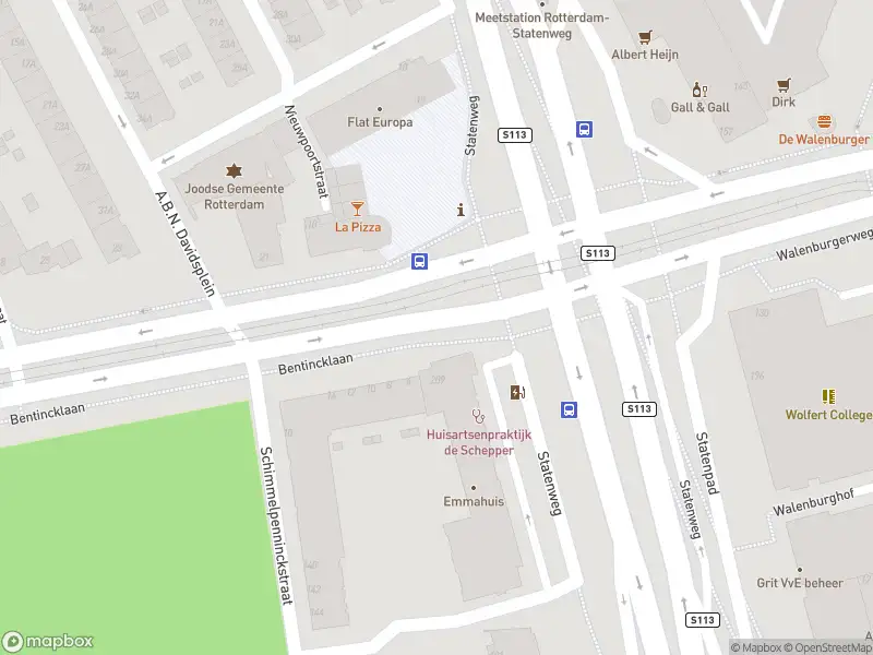 Ambulance met grote spoed naar de Statenweg in Rotterdam