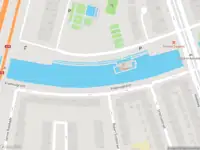 Ambulance met gepaste spoed naar de Erik de Roodestraat in Amsterdam