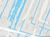 Brandweer met grote spoed naar de Tijs van Zeventerstraat in Rotterdam vanwege voertuigbrand