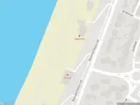 Ambulance naar de Strandafgang Paulus Loot in Zandvoort vanwege personen te water