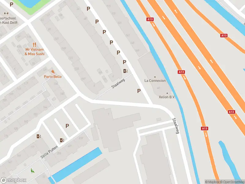 Ambulance met grote spoed naar de Staalweg in Delft
