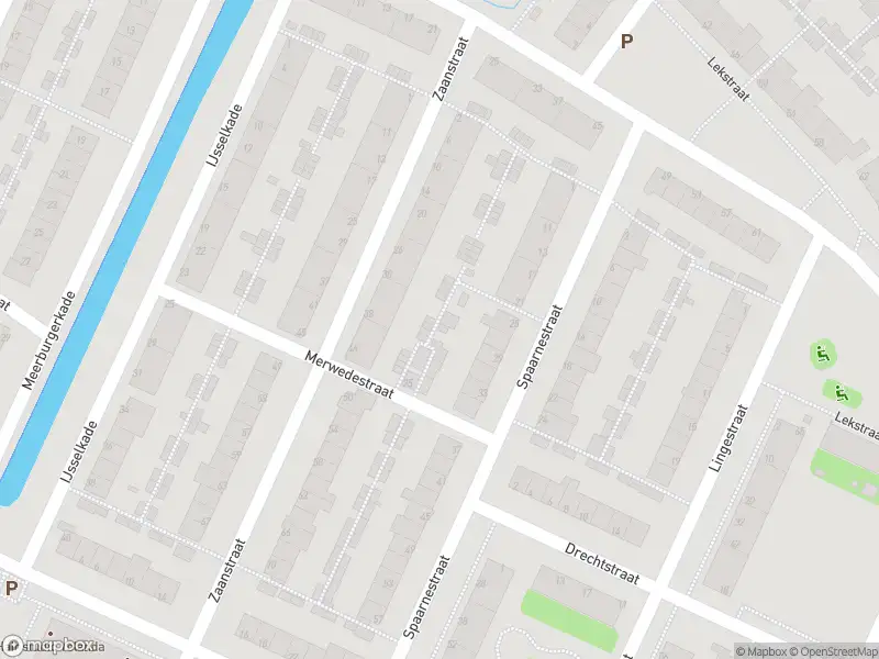 Ambulance met gepaste spoed naar de Maasstraat in Leiden