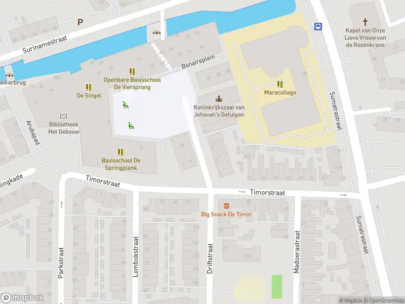 Ambulance met gepaste spoed naar de Bonairestraat in Leiden