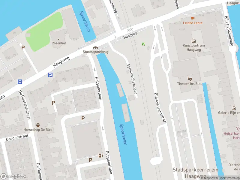 Ambulance met gepaste spoed naar de Spoorweghavenpad in Leiden