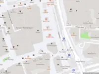 Ambulance met grote spoed naar de Coolsingel in Rotterdam