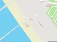 Traumahelikopter met grote spoed naar de Strand Westkapelle in Westkapelle