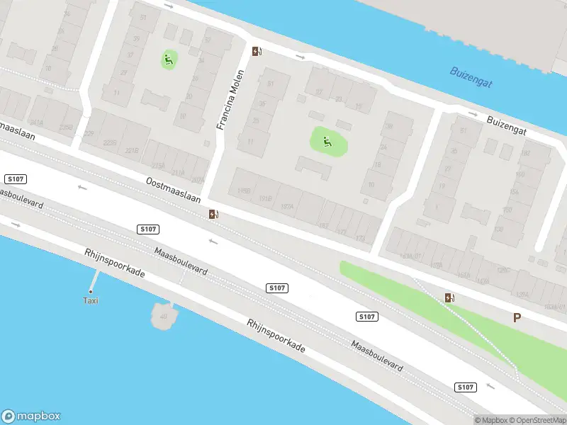 Ambulance met gepaste spoed naar de Oostmaaslaan in Rotterdam
