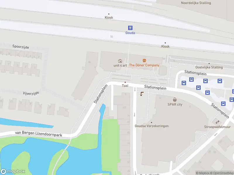 Ambulance met grote spoed naar de Stationsplein in Gouda