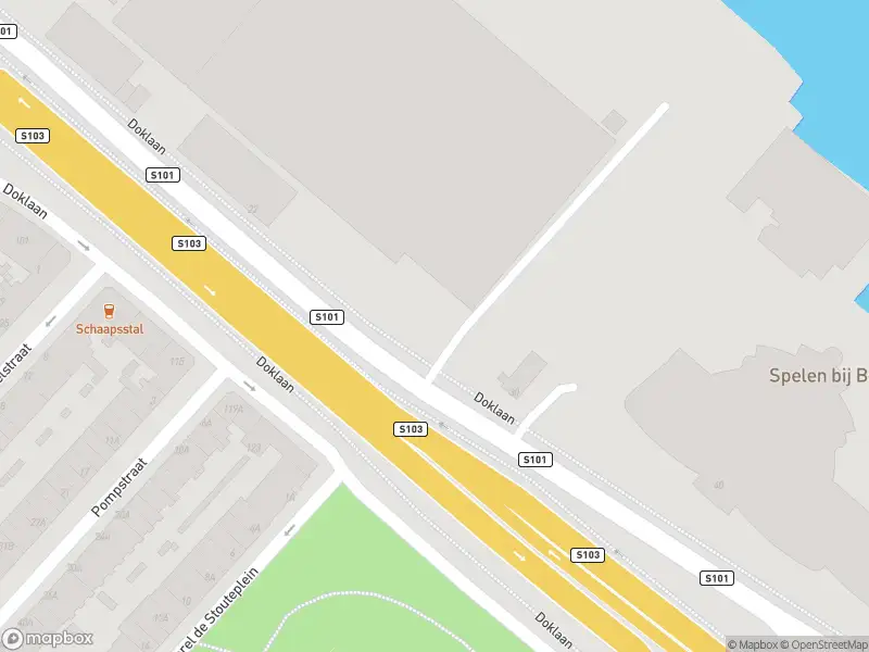 Ambulance met grote spoed naar de Doklaan in Rotterdam