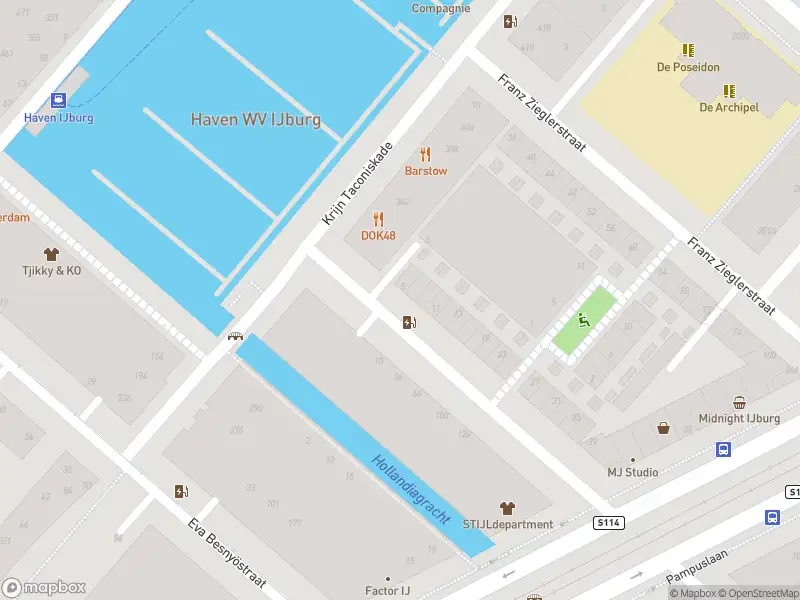 Ambulance met grote spoed naar de Pieter Oosterhuisstraat in Amsterdam