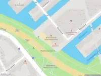 Ambulance met gepaste spoed naar de Revaleiland in Amsterdam