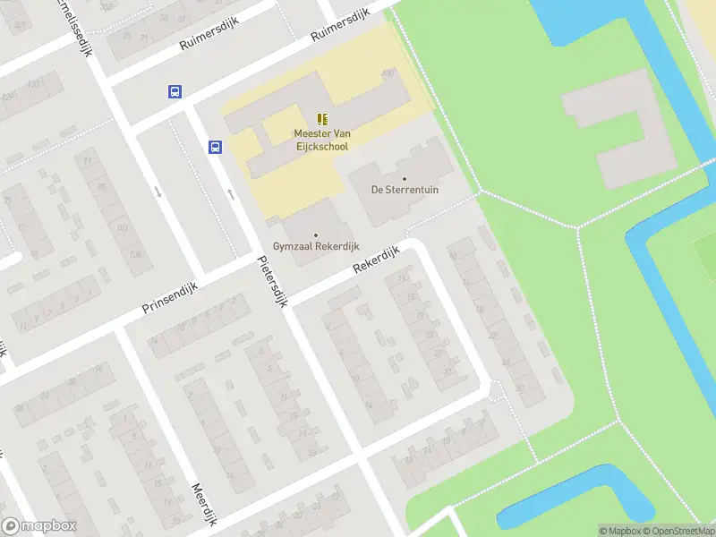Ambulance met grote spoed naar de Rekerdijk in Rotterdam