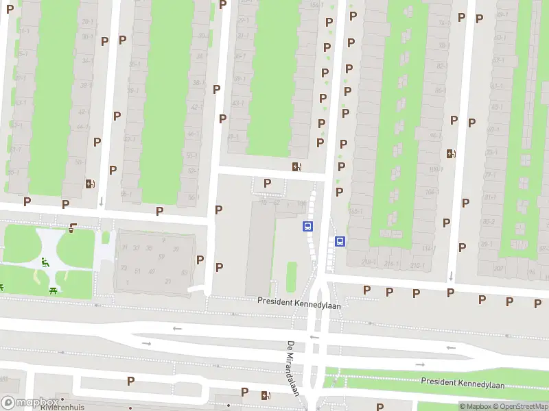 Ambulance met gepaste spoed naar de Almstraat in Amsterdam