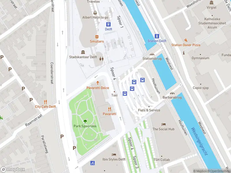 Ambulance met gepaste spoed naar de Stationsplein in Delft