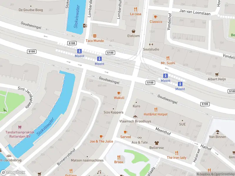 Ambulance met grote spoed naar de Goudsesingel in Rotterdam