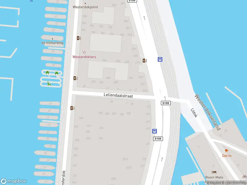 Ambulance met grote spoed naar de Westerdok in Amsterdam