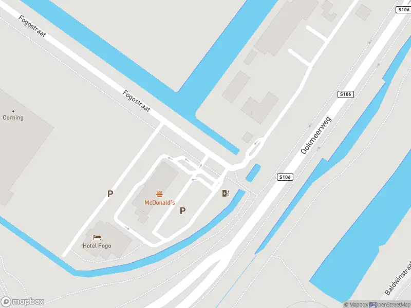 Ambulance met gepaste spoed naar de Fogostraat in Amsterdam