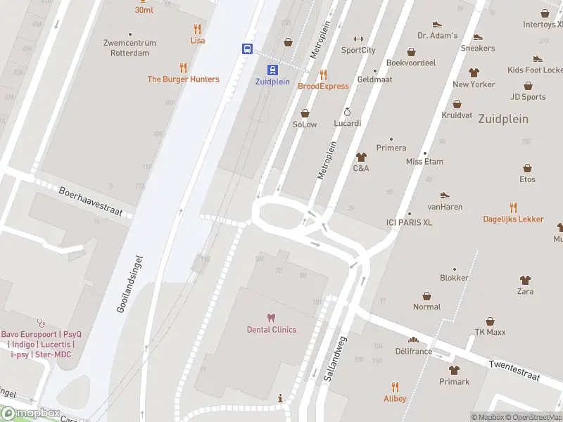 Ambulance met grote spoed naar de Metroplein in Rotterdam