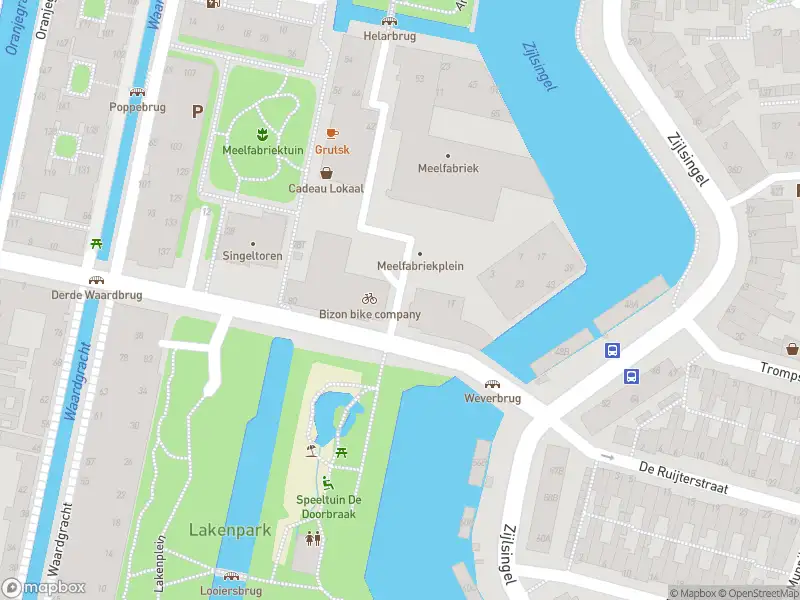 Ambulance met grote spoed naar de Meelfabriekplein in Leiden