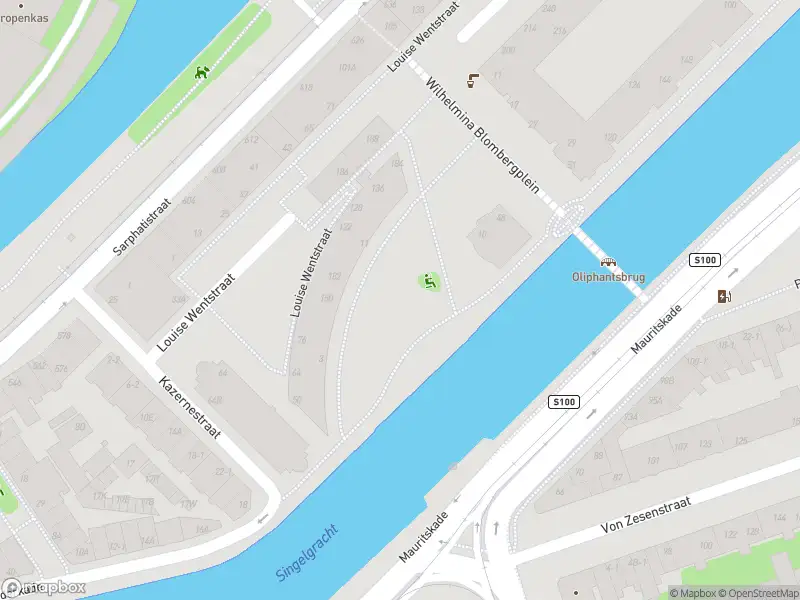 Ambulance met grote spoed naar de Johanna ter Meulenplein in Amsterdam