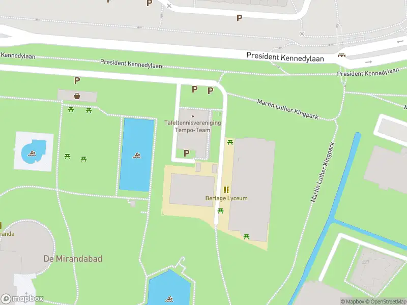 Brandweer met gepaste spoed naar de Kuinderstraat in Amsterdam vanwege afhijsen patient