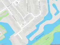 Ambulance met grote spoed naar de Roos van Dekama erf in Capelle aan den IJssel