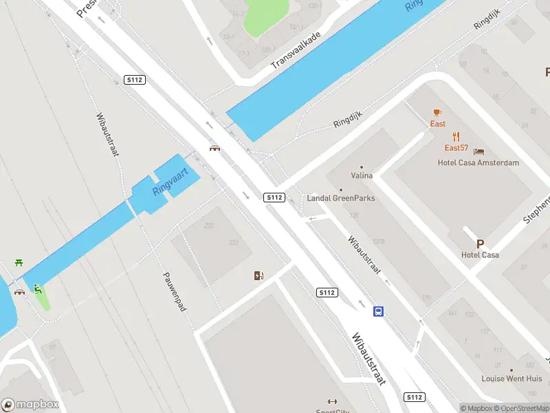 Ambulance met grote spoed naar de Julianaplein in Amsterdam