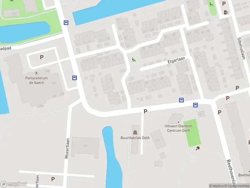 Ambulance met grote spoed naar de Elgarlaan in Delft