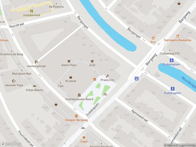 Ambulance met gepaste spoed naar de Eudokiaplein in Rotterdam