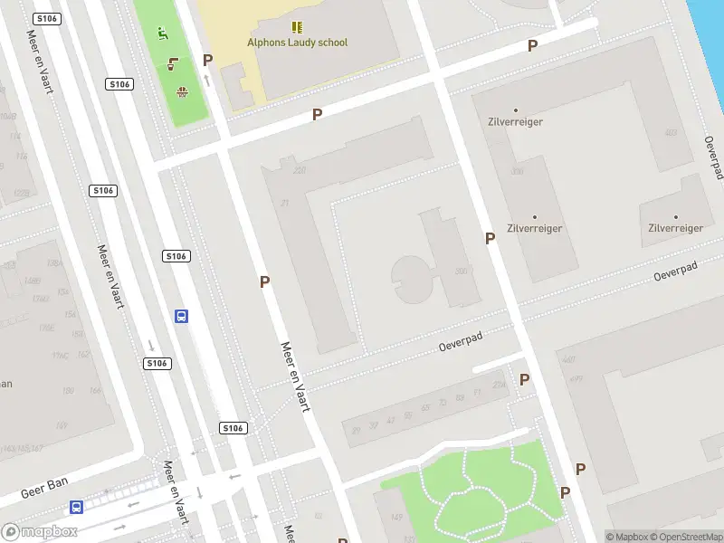 Ambulance met grote spoed naar de Oeverpad in Amsterdam