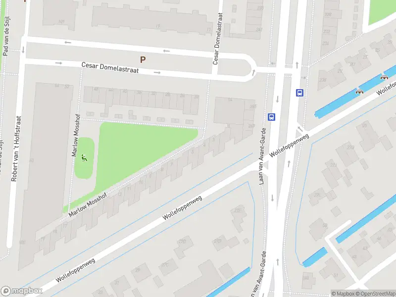 Ambulance met grote spoed naar de Marlow Mosshof in Rotterdam