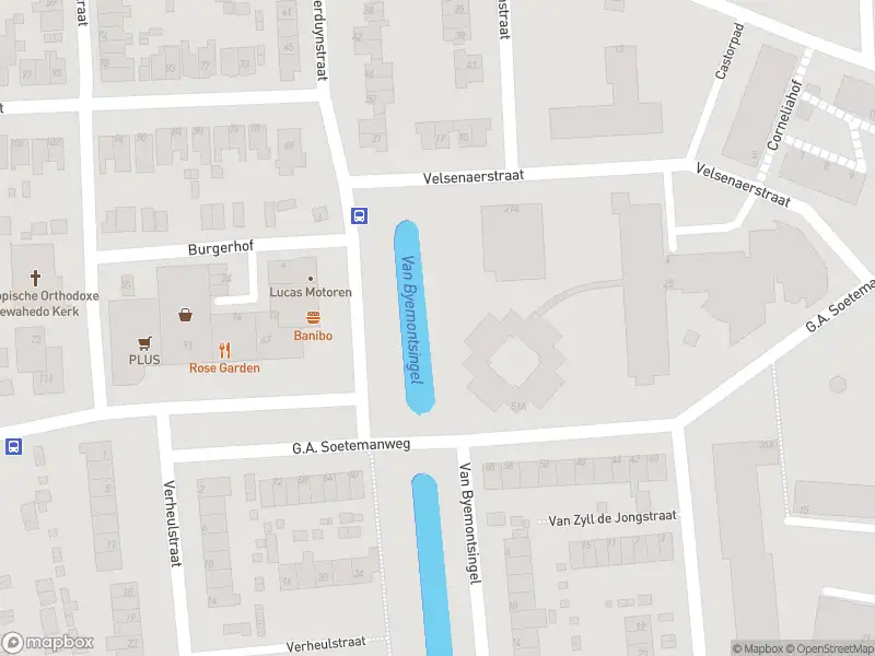 Ambulance met gepaste spoed naar de G.A.Soetemanweg in Pernis Rotterdam