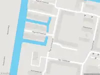Ambulance met grote spoed naar de Hugo de Vriesstraat in Vlaardingen