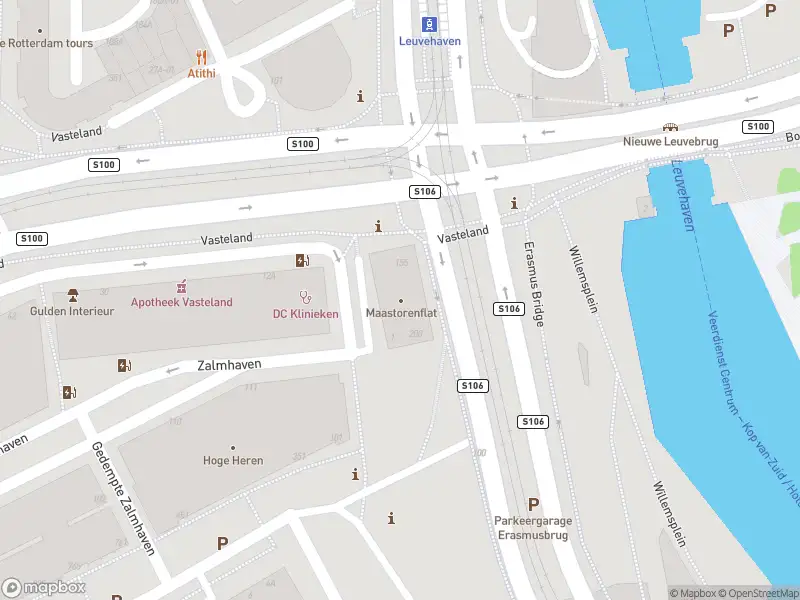 Ambulance met grote spoed naar de Schiedamsedijk in Rotterdam