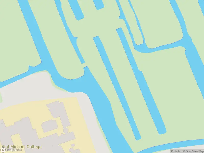 Ambulance met grote spoed naar de Braakdijk R in Zaandam