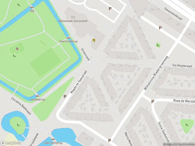 Ambulance met gepaste spoed naar de Maria Montessoripad in Leiden