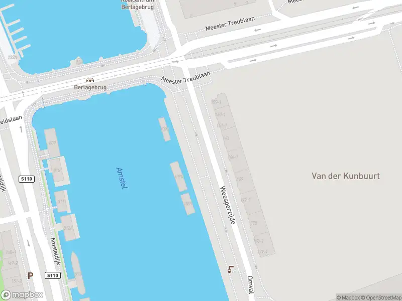 Ambulance met grote spoed naar de Weesperzijde in Amsterdam