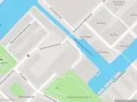 Ambulance met grote spoed naar de Oostenburgermiddenstraat in Amsterdam