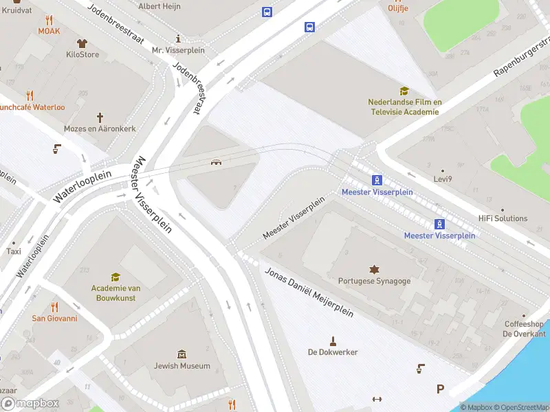 Ambulance met gepaste spoed naar de Mr. Visserplein in Amsterdam