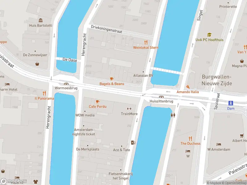 Ambulance met grote spoed naar de Westermarkt in Amsterdam
