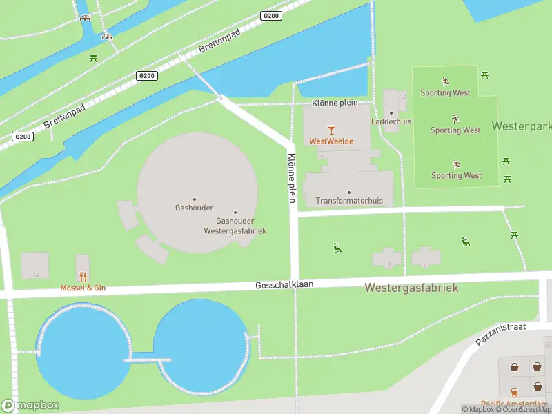 Ambulance met gepaste spoed naar de Klönne plein in Amsterdam